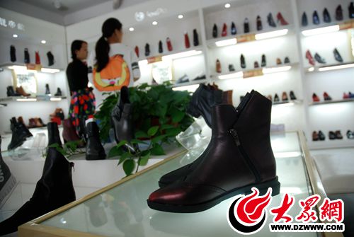 龙帝欧皮鞋零售店内，顾客正在选购女鞋。.JPG