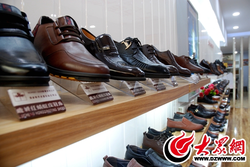 在孙正兰经营的品牌鞋店内展示了近千个品牌的男女鞋。.JPG