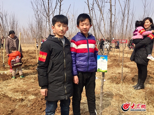 郑业骞和好朋友耿云峰一起合作种植了一棵海棠树并合影留念.jpg