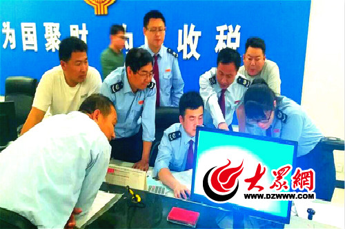 #五一随手拍#5月1日凌晨0点到2点，在蒙阴县国税局，工作人员正在凝神聚力喜迎营改增，同心协力服务纳税人。_meitu_1.jpg
