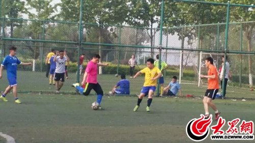 五一假期，临沂东联足球队在美丽的沂河之滨，进行足球训练活动.jpg