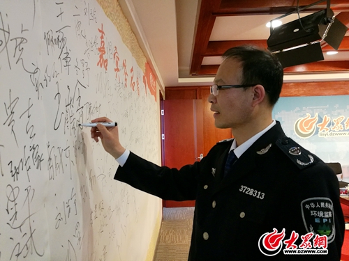访谈结束后，周荣刚在嘉宾墙上签名.jpg