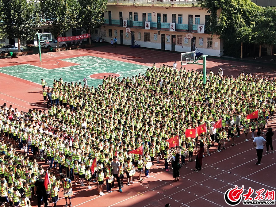 1500名学生参加启动仪式.jpg