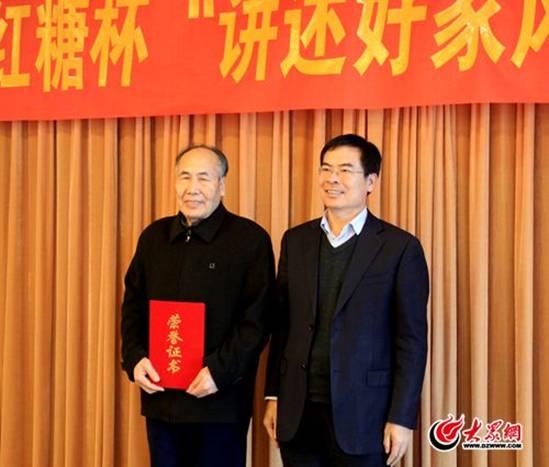 2临沂市网信办副主任朱泽民（右）为一等奖获得者刘洪连（左）颁奖