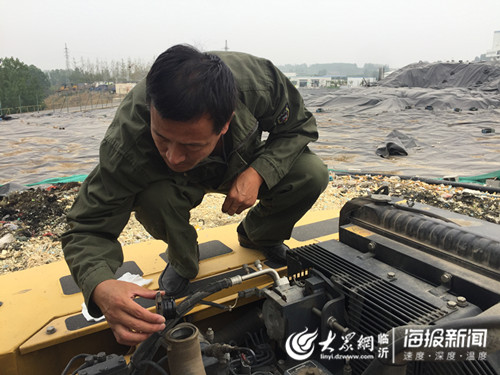 图片1：韩纪雷正在检测维护自己的挖掘机.jpg