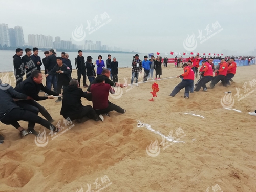 “鱼王争霸”沙滩拔河第一轮比赛激烈进行中。.jpg