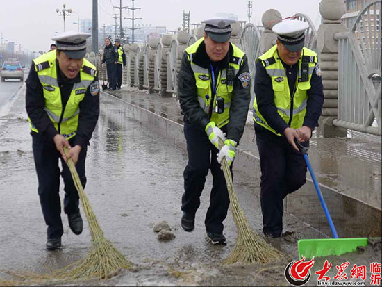 临沂交警清理路面积雪为出行保驾护航