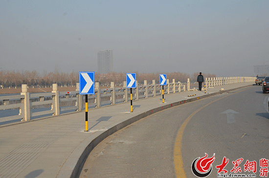 路口一定要减速哦     由于涑河北街与临西十路交汇处的路口转弯较急