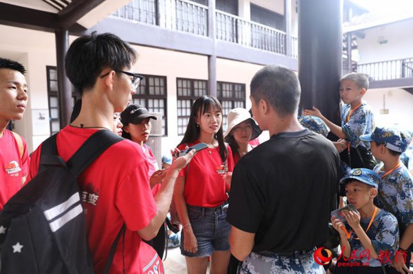团员在黄埔军校采访教官（摄影：北京工商大学 宋佳霖）