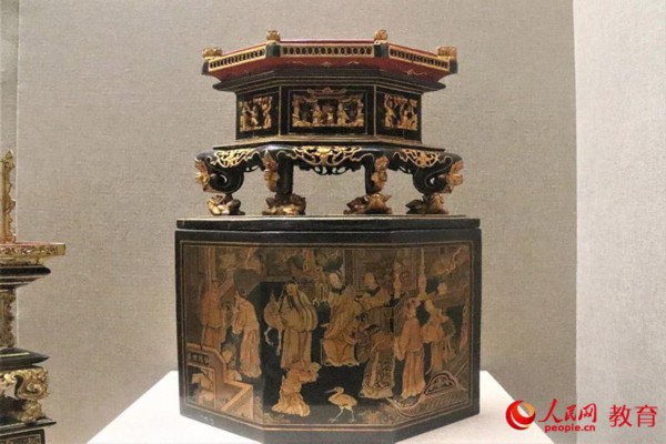清代金漆木雕菱形馔盒（摄影：中国人民大学 周晨曦）