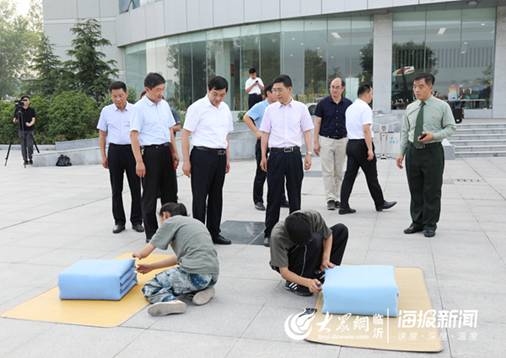 山东交通技师学院举行学生教官内务整理"大比武"暨军事科目汇报表演