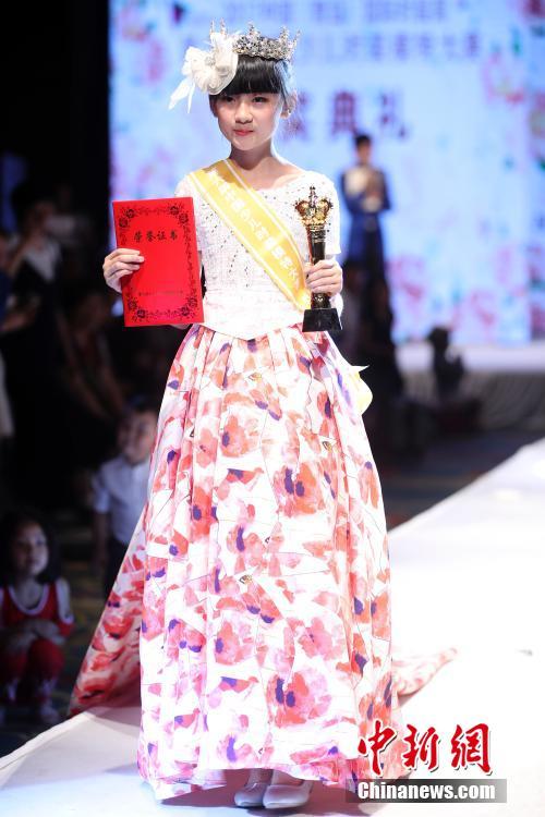 中国少儿时装模特大赛颁奖礼 萌娃盛装登台领奖