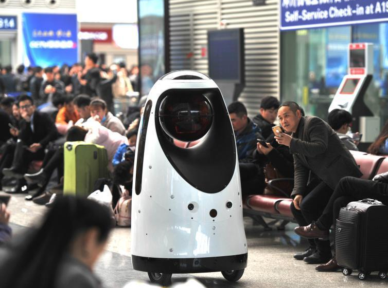 全国首款警察机器人现身郑州东高铁站