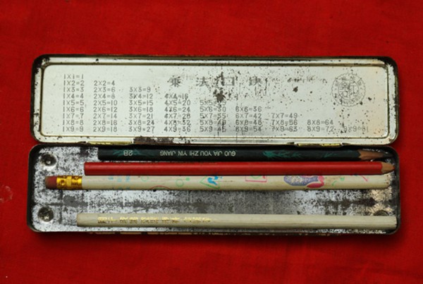 这是在山东曹县拍摄的上世纪八十年代学生用的文具盒和铅笔(11月1日