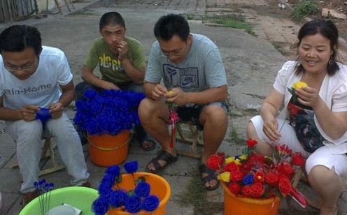 志愿者卖花救尿毒症患者