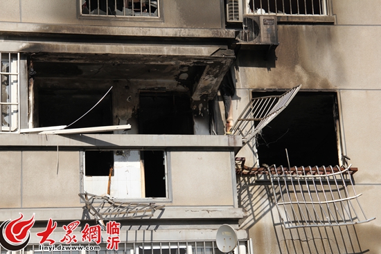 临沂一居民房清晨爆炸 附近建筑物玻璃受损严重