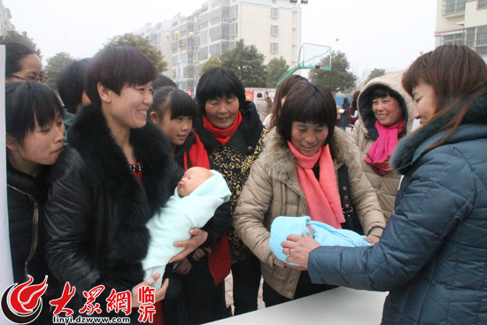 临沂市妇联举办新春进社区为妇女送岗位活动