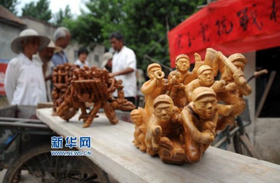 郯城农民做木雕纪念抗战