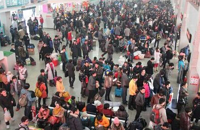临沂汽车总站乘客增3成 学生流为春运热身