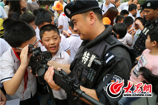 80名小学生在临沂特警队过别样儿童节