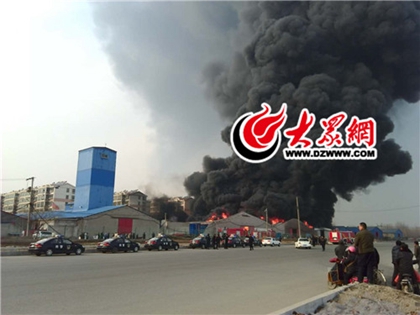 临沂双龙塑料厂突发大火 十几辆消防车赶往救援