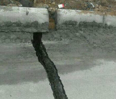 平邑4.0地震致村庄路面开裂 开裂地面是矿区