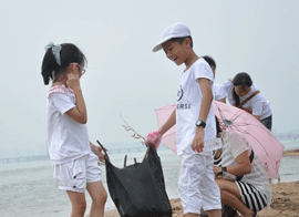 百名志愿者清洁阳光沙滩