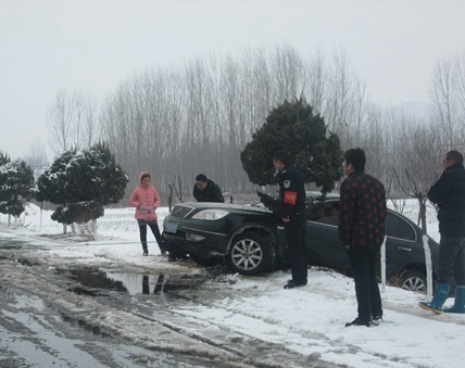 临沂雪后路滑一轿车翻沟 警民联手齐救援