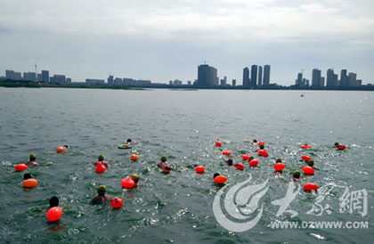 全民游泳健身周临沂站启动 百余名游泳爱好者参与