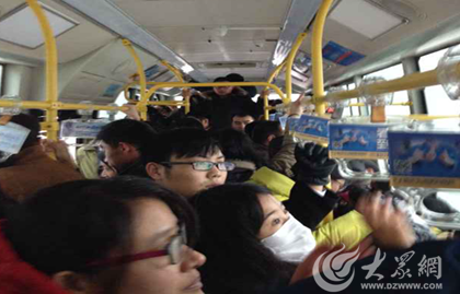临沂大雪公交爆满 记者体验雪中公交7站路走了40分钟