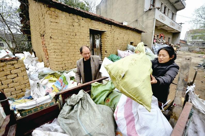 图为:翁先清,郭慧芳夫妇主要靠回收废品艰难维持儿子的治疗