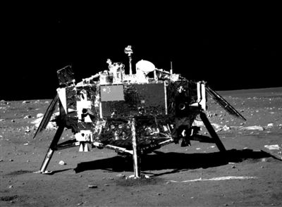 2013年12月15日，着陆器和巡视器成功互拍。