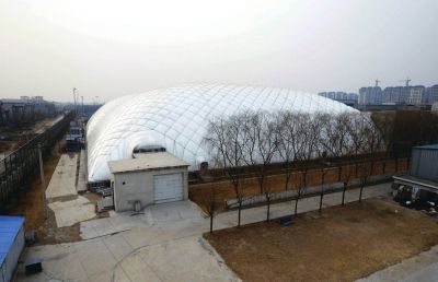 室内运动馆完全封闭，形似巨大圆顶帐篷。京华时报记者陶冉摄登录手机应用平台，免费下载并使用“云拍”，拍摄图片观看视频。