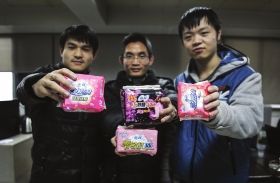 3月1日，伍锋明中、杨尚文左与冯鹏举通过网上售卖卫生巾实现创业梦想。图/记者杨旭