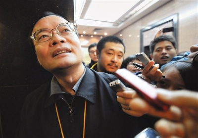 东莞市长“突围”记：被记者围堵一直面带笑容