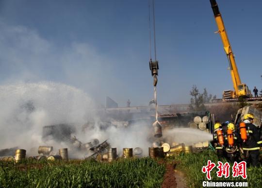 四川西昌境内一载有30吨黄磷车翻覆发生燃烧（图）