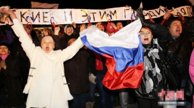 支持加入俄联邦的民众摇旗欢呼。