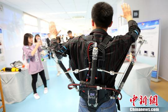 南京大学生自主研发“气动助力外骨骼”展创新精神