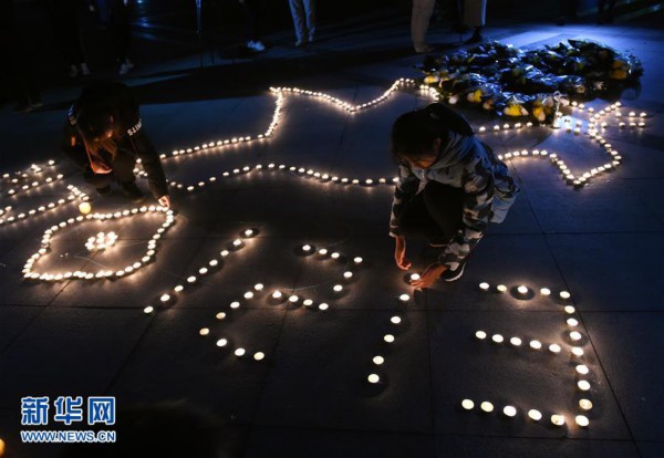 （社会）（1）南京：大学校园烛光寄哀思