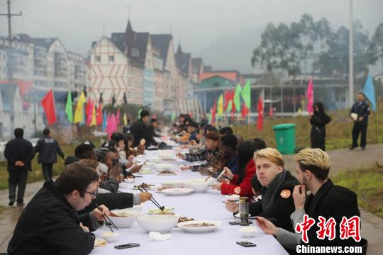 图为留学生一同吃刨猪宴。　杨孝勇 摄