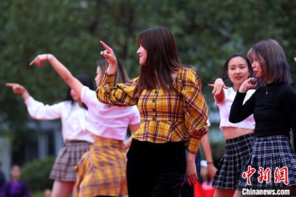 南京航空航天大学舞蹈社团的成员为比赛助兴。　泱波 摄