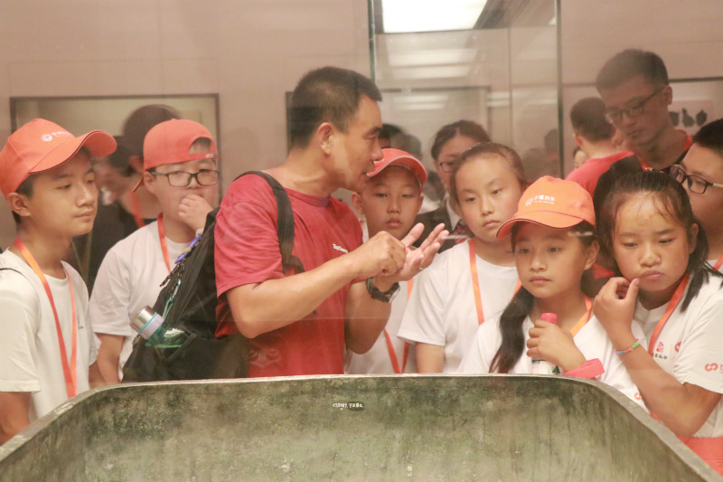 在国家博物馆，导游志愿者给孩子们讲解历史文物知识