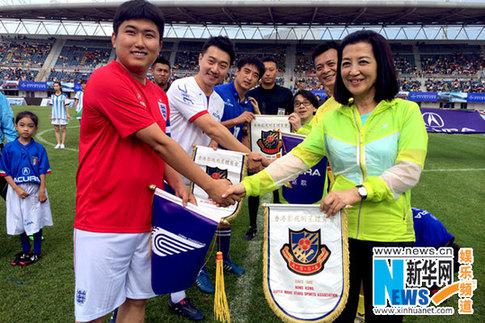 香港明星足球队长春公益行 卖球衣为残疾儿童