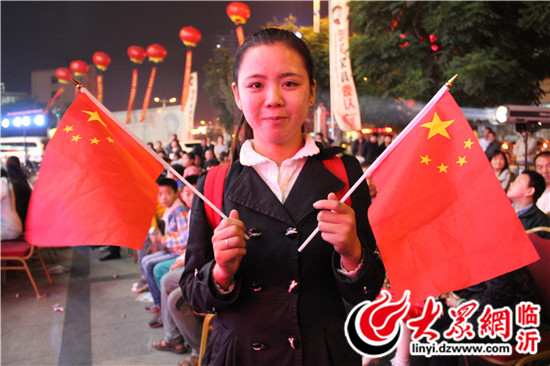 临沂:省网歌赛欢唱国庆 市民与国旗合影为中国点赞