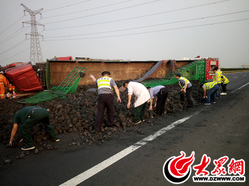 煤堆里扒出生命通道 车祸被困司机两小时被救