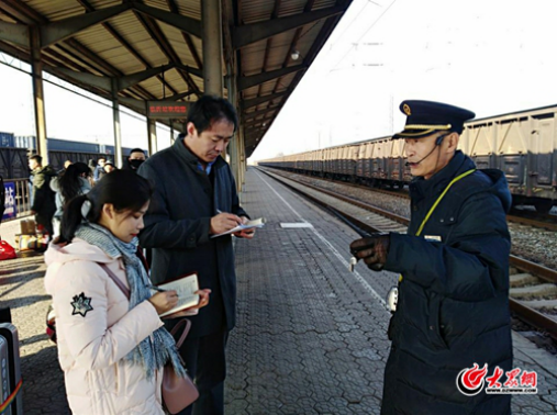 吴学章(右)在临沂火车站2号站台接受大众网记者采访