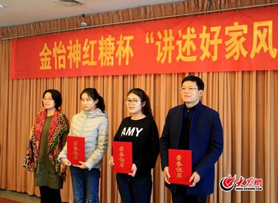 4临沂市作协副主席胡英子（左一）为三等奖获得者颁奖