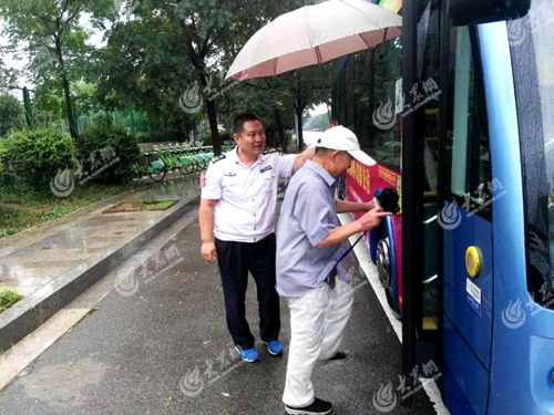 10路公交驾驶员主动下车，搀扶老年人上车，并为其打伞