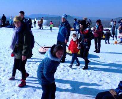 元旦期间,夹谷山滑雪场游人众多