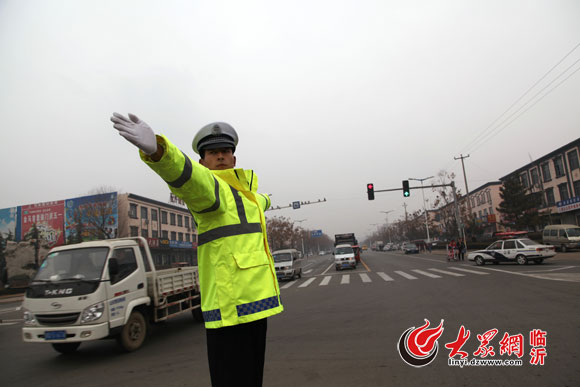 通讯员 吴云富)为进一步提高执勤民警的指挥效能,规范交通警察手势